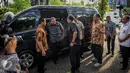 Susilo Bambang Yudhoyono keluar dari mobil saat tiba di Wisma Proklamasi, Jakarta, Jumat (23/9). Kedatangan keluarga SBY untuk menghadiri deklarasi Agus-Sylviana sebagai pasangan di Pilgub DKI 2017. (Liputan6.com/Faizal Fanani)