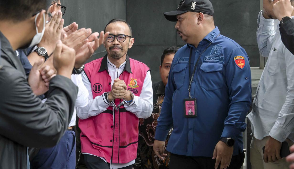 Riva Siahaan dinyatakan terbukti secara sah dan meyakinkan melakukan tindak pidana korupsi secara bersama-sama sebagaimana dakwaan primer terkait kasus perkara korupsi tata kelola minyak mentah dan produk kilang pada PT Pertamina Subholding, dan Kontraktor Kontrak Kerja Sama periode 2018-2023. Tampak dalam foto, mantan Direktur Utama PT Pertamina Patra Niaga, Riva Siahaan (tengah), dikawal menuju ke ruang sidang untuk mendengar pembacaan vonis oleh majelis hakim Pengadilan Tindak Pidana Korupsi, Jakarta, Kamis (26/2/2026). (BAY ISMOYO/AFP)