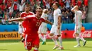 Ekspresi pemain Swiss, Xherdan Shaqiri, setelah mencetak gol balasan ke gawang Polandia pada babak 16 besar Piala Eropa 2016 di Stade Geoffroy-Guichard, Saint-Etienne, (25/6/2016). (Reuters/Yves Herman)