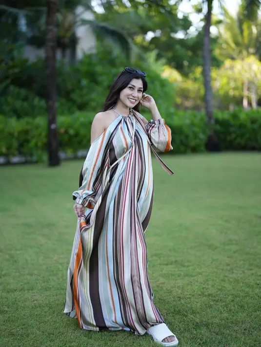 Adik Raffi Ahmad, Nisya tampil cantik dalam off shoulder halterneck bergaris [@nissya]