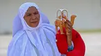 Seorang jemaah haji membawa mainan saat tiba di Bandara Internasional Sultan Iskandar Muda, Blang Bintang, Aceh, Senin (31/7/2023). Sebanyak 254 jemaah haji Aceh yang tergabung dalam kelompok terbang (kloter) 12 atau kloter terakhir sudah di tiba di Aceh pada siang ini. (Chaideer MAHYUDDIN/AFP)