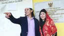 Pada akad nikah itu, kedua pasangan ini mengenakan busana sederhana. Ria tampil cantik dengan mengenakan busana hitam padanan songket. Sedangkan mempelai pria mengenakan jas, dengan bawahan kain sarung plus peci putih. (Adrian Putra/Bintang.com)