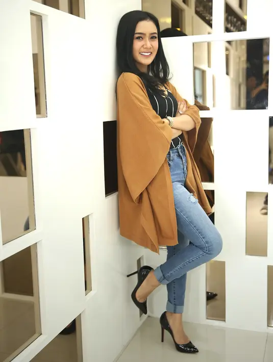  "Aku nggak dekat sama siapapun. Selama ini aku berteman. Sama dia (Shakti Arora) Kerja bareng aja di program itu," tegas Cita Citata. (Bambang E.Ros/Bintang.com)