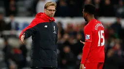 Pelatih Liverpool, Jurgen Klopp (kiri) berjabat tangan dengan Daniel Sturridge usai pertandingan melawan Newcastle di Liga Inggris di Stadion St James Park, Inggris (6/12). Liverpool kalah 2-0 atas Newcastle. (Reuters/Lee Smith)