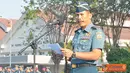 Citizen6, Surabaya: Dankobangdikal, Laksda TNI Djoko Teguh Wahojo memimpin langsung apel gabungan prajurit, PNS dan siswa Kobangdikal pasca lebaran Idul Fitri 1 Syawal 1433 H di ilapangan Laut Maluku, Jumat (24/8).(Pengirim: Penkobangdikal).