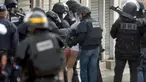 Seorang pria ditangkap oleh petugas keamanan Perancis selama operasi di Saint - Denis, Paris, Perancis, Rabu (18/11/2015). Petugas menangkap buronan atas peristiwa penyerangan pada Jumat malam di Paris lalu. (REUTERS/Christian Hartmann)