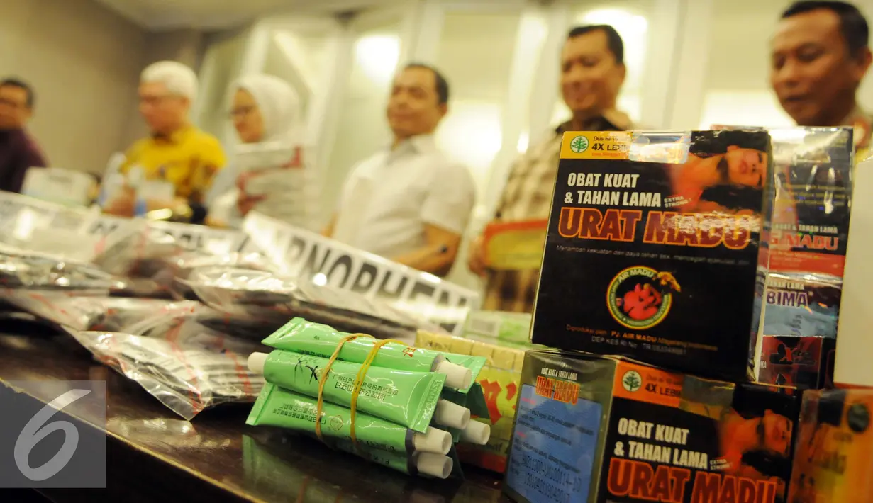 Barang bukti obat ilegal diperlihatkan saat jumpa pers di Bareskrim Mabes Polri, Jakarta, Selasa (6/9). Tim gabungan menemukan 5 gudang obat ilegal di Balaraja, Banten senilai lebih dari 30 miliar rupiah. (Liputan6.com/Helmi Afandi)