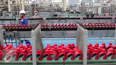 Pekerja saat memproduksi oli pelumas di Jakarta, Selasa (8/12). Pertamina melalui anak usahanya PT Pertamina Lubricants mengoperasikan Production Unit Jakarta (PUJ) pabrik pelumas terintegrasi terbesar di Asia Tenggara. (Liputan6.com/Angga Yuniar)