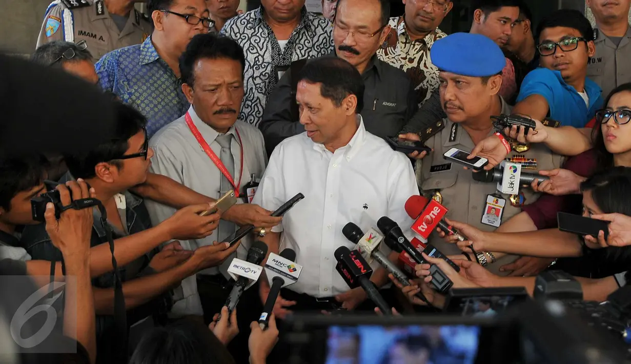 Direktur Utama PT Pelindo II, Richard Joost Lino menjawab pertanyaan wartawan usai menjalani pemeriksaan di Bareskrim Mabes Polri, Jakarta, (18/11/2015). RJ Lino diperiksa selama 6 jam dengan 12 pertanyaan. (Liputan6.com/Gempur M Surya)