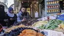 Warga membeli buah kering saat umat muslim mempersiapkan diri menyambut bulan suci Ramadhan di Khan Yunis, Jalur Gaza, Palestina, 30 Maret 2022. (SAID KHATIB/AFP)