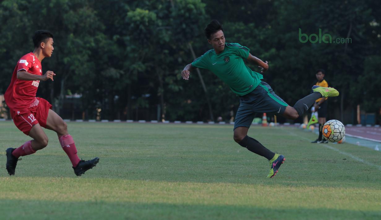 Aksi pemain Timnas Indonesia U-16 (kanan) menjangkau bola saat melawan Top Skor U-16  pada laga uji coba di Lapangan Atang Sutresna, Cijantung, Kamis (10/5/2018). Tim Top Skor U-16 menang 2-0 atas Timnas Indonesia U-16. (Bola.com/Nick Hanoatubun)