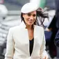 Tunangan Pangeran Harry, Meghan Markle menghadiri acara The Commonwealth Day Service di Westminster Abbey, London, Senin (12/3). Pada kesempatan itu, Meghan Markle tampak cantik dengan balutan coat warna putih rancangan Amanda Wakeley. (AP Photo)