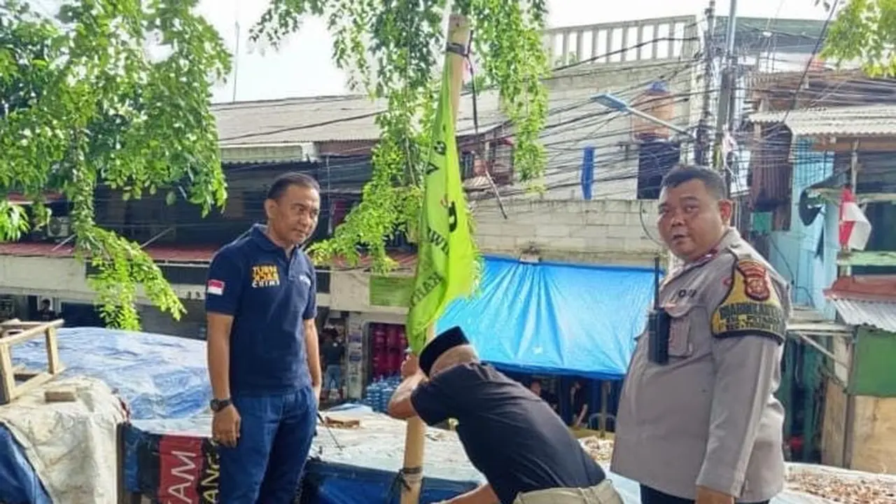 Polsek Metro Tanah Abang menertibkan bendera ormas yang terpasang secara ilegal di ruang publik. (Foto: dokumentasi Polsek Tanah Abang)