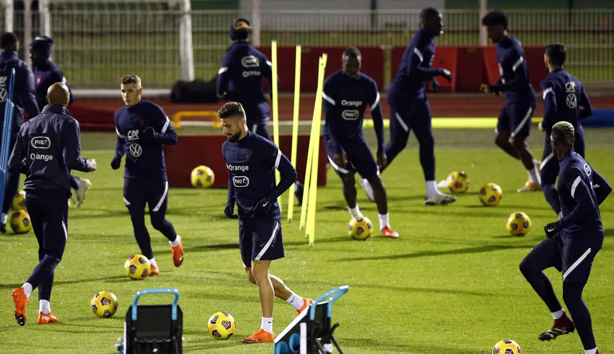 Para pemain timnas Prancis mengikuti sesi latihan di Clairefontaine-en-Yvelines, barat daya Paris, Selasa (10/11/2020). Prancis akan beruji coba melawan Finlandia di Stade de France pada Kamis (12/11/2020) dini hari WIB dalam pertandingan persahabatan internasional. (Yoan VALAT/POOL/AFP)