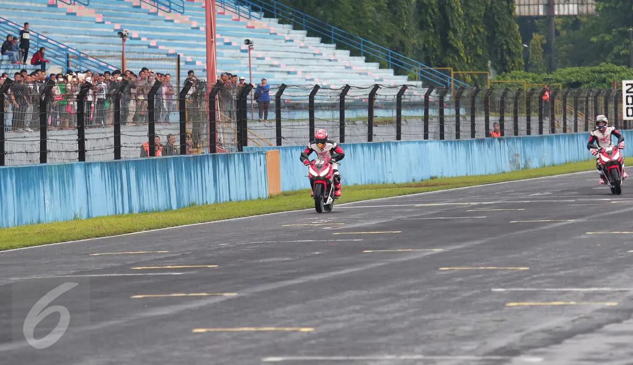 Pengendara memacu kendaraan di arena Sirkuit Sentul, di Bogor, Minggu (14/2). Pemerintah menolak rencana renovasi Sirkuit Sentul yang disiapkan untuk penyelenggaraan MotoGP 2017 karena ajang itu diselenggarakan oleh swasta. (Liputan6.com/Angga Yuniar)
