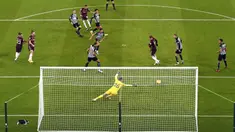 Pemain Leeds United Raphinha (kiri atas) mencetak gol ke gawang Newcastle United pada pertandingan Liga Inggris di St. James Park, Newcastle, Inggris, Selasa (26/1/2021). Newcastle United menang 2-1 atas Leeds United. (Stu Forster/Pool via AP)