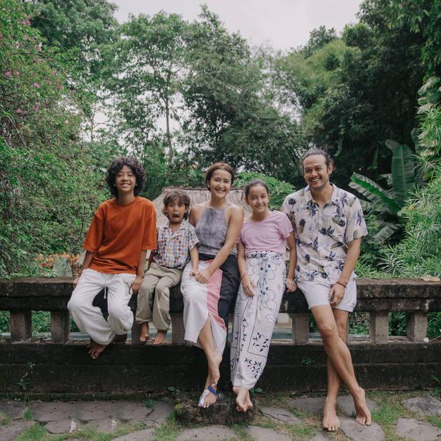 Widi Mulia Hamil Anak ke-4, Ini 7 Pemotretan Keluaga Dwi Sasono yang Selalu Kompak