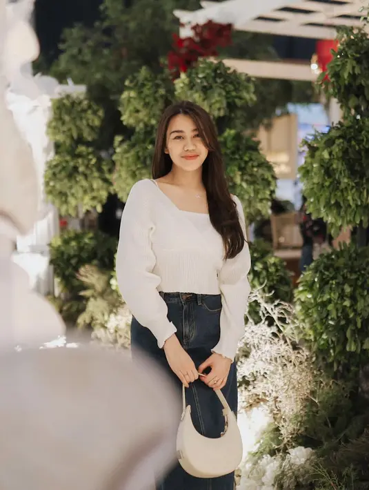 Aaliyah Massaid tampil cantik memesona dengan atasan putih lengan panjang dipadu rok denim. Riasan wajah minimalis disempurnakan dengan rambut panjang yang dibiarkan tergerai. [Foto: Instagram/aaliyah.massaid]
