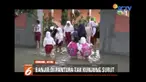 Meski banjir di Kendal , Jawa Tengah, belum surut, para siswa tetap belajar di sekolah.