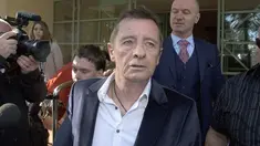 Mantan drummer AC/DC Phil Rudd meninggalkan pengadilan di Tauranga, Selandia Baru, Kamis (9/7/2015). Phil dijatuhi hukuman 8 bulan tahanan rumah setelah mengaku bersalah mengancam membunuh seorang pria yang pernah bekerja untuknya. (AFP/Marty Melville)