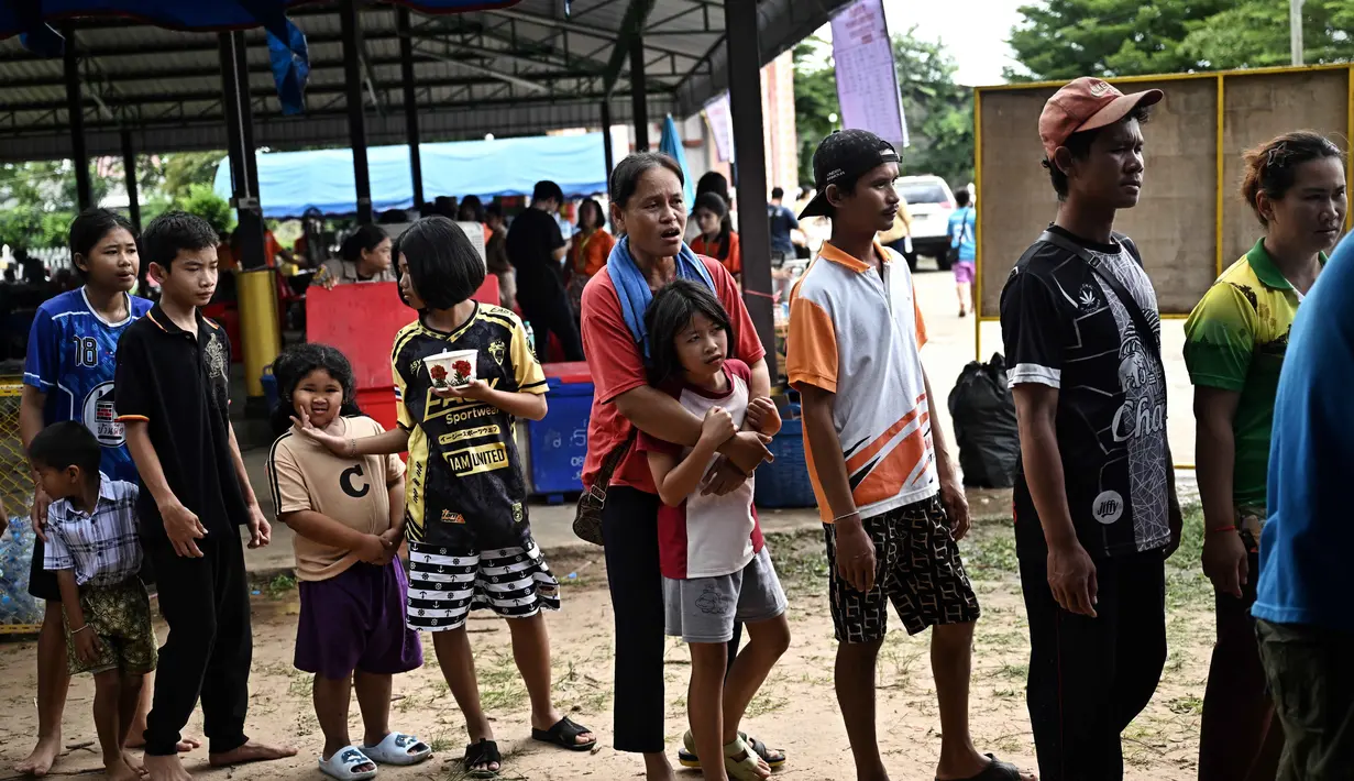 Di sisi lain, Kementerian Kesehatan Thailand menyatakan lebih dari 138.000 orang telah dievakuasi dari wilayah perbatasan. (Lillian SUWANRUMPHA/AFP)
