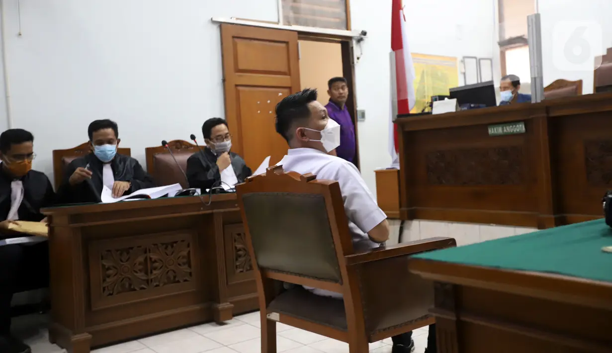 Terdakwa obstruction of justice atau upaya menghalangi penyidikan perkara tewasnya Brigadir Nofriansyah Yosua Hutabarat atau Brigadir J, Kompol Chuck Putranto menjalani sidang tuntutan di Pengadilan Negeri Jakarta Selatan, Jumat (27/1/2023). Sebelumnya, jaksa penuntut umum (JPU) juga telah menuntut Arif Rahman Arifin satu tahun penjara atas kasus yang sama. (Liputan6.com/Johan Tallo)