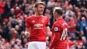 Wayne Rooney (kanan) bersama Michael Carrick merayakan gol Manchester United ke gawang Swansea City pada laga Premier League di Old Trafford, Manchester, Minggu (30/4/2017). (AFP/Oli Scarff)
