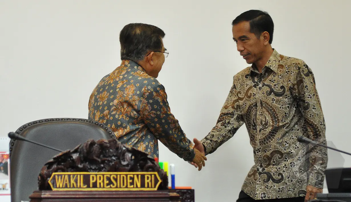 Wapres Jusuf Kalla menyambut Presiden Joko Widodo saat tiba di kantor Presiden, Komplek Istana Kepresidenan, Jakarta, Kamis (12/3/2015). Jokowi beserta Menteri terkait akan mengadakan rapat terbatas (Liputan6.com/Faizal Fanani)