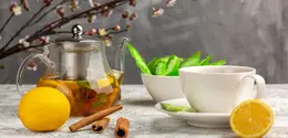 Parfum dengan sentuhan white tea, green tea, atau black tea biasanya memberikan kesan segar sekaligus menenangkan. Aromanya tidak terlalu tajam dan cenderung soft, sehingga nyaman dipakai sehari-hari, baik untuk aktivitas kerja maupun momen santai. (foto/dok: freepik/KamranAydinov)