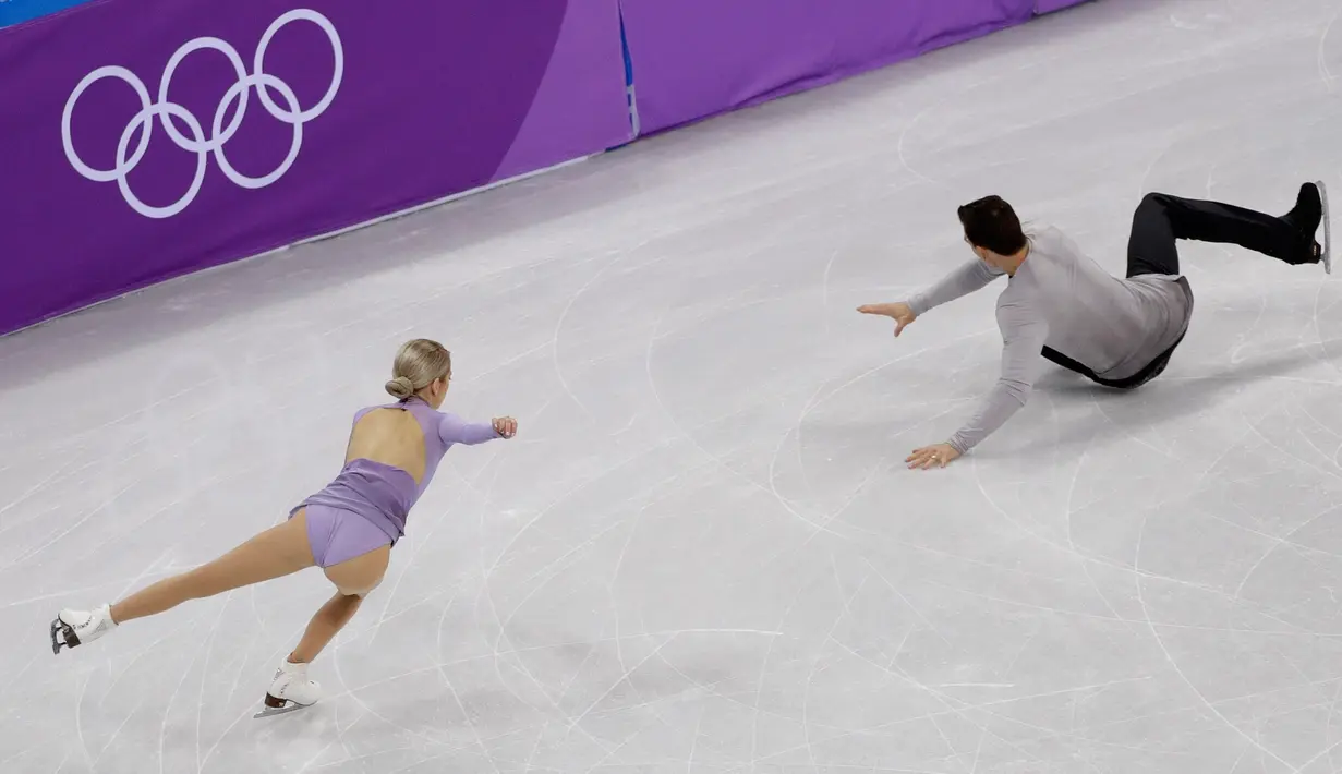 Pasangan Figure Skating asal Amerika Serikat, Alexa Scimeca Knierim melihat rekannya, Chris Knierim terjatuh saat tampil pada Olimpiade Musim Dingin 2018 Pyeongchang di Gangneung, Korea Selatan, Senin (12/2). (AP/David J. Phillip)