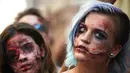 Seorang wanita memakai kostum dan dandanan menyerupai zombie saat acara Zombie Walk di kota Strasbourg, Prancis, 15 September 2018. Acara ini dalam rangka Festival Film Fantasi Eropa ke-11 yang berlangsung dari 14 - 23 September. (FREDERICK FLORIN/AFP)