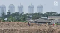 Anak-anak bermain di atas tanah puing lahan sengketa di Pedongkelan, Jakarta, Kamis (11/7/2019). Meski bertempat tinggal di atas lahan sengketa, anak-anak setempat memanfaatkan tanah kosong yang penuh semak belukar tersebut sebagai sarana bermain ketika sore hari. (merdeka.com/Iqbal S. Nugroho)