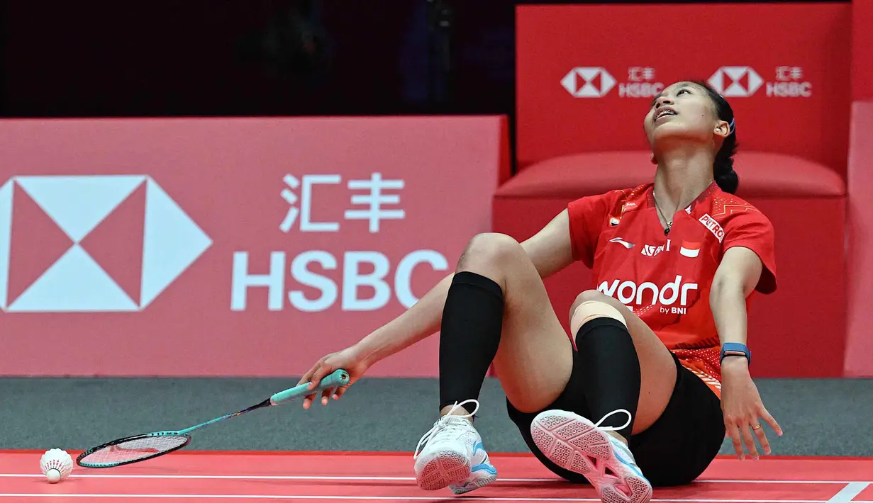 Bertanding di Hangzhou, China, Kamis (18/12/2025), Putri Kusuma Wardani menyerah lewat pertarungan sengit rubber set dalam durasi 65 menit. Tampak dalam foto, tunggal putri Indonesia, Putri Kusuma Wardani saat bertanding melawan Akane Yamaguchi dari Jepang pada laga kedua fase grup BWF World Tour Finals 2025 di Hangzhou, Zhejiang, China, Kamis (18/12/2025). (Jade Gao/AFP)