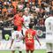 Duel ketat pertandingan antara tuan rumah Persija Jakarta kontra PSM Makassar pada ajang BRI Super League 2025/2026 di Stadion JIS, Jakarta hari Jumat malam WIB. (Abdul Aziz/Bola.com)