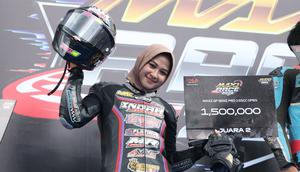 Eca Sabana berhasil meraih podium pada kelas Maxi GP Semi Pro 155CC Open di Yamaha Cup Race 2026 yang berlangsung di Sirkuit Puncak Mario, Sidenreng Rappang (Sidrap), Sulawesi Selatan, Minggu (19/4/2026). (Bola.com/Abdul Aziz)
