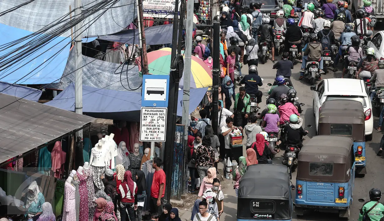 Ribuan orang memadati dikawasan Tanah Abang, Jakarta, Minggu (19/6). Lalu lintas sedikit terganggu akibat membludaknya warga yang ingin berbelanja dikawasan Tanah Abang. (Liputan6.com/Faizal Fanani)