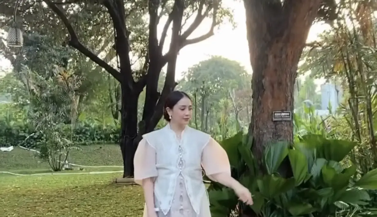 Menurut laman @fanpage_nagitaslavina, dress yang dibuat oleh Toton seharga Rp7.380.000, serta vest dari brand yang sama senilai Rp3.480.000. [Instagram/@liviajunita]