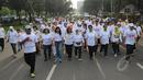 Istri Wakil Presiden Jusuf Kalla (tengah) berjalan bersama para peserta fun walk 2015, Jakarta, Minggu (29/3/2015). acara ini dalam rangka memperingati hari autisme sedunia yang jatuh tanggal 2 april setiap tahunnya. (Liputan6.com/Herman Zakharia)