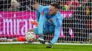 Kiper Nottingham, Matz Sels, menjadi pahlawan saat menaklukkan Ipswich Town laga putaran kelima Piala FA di Stadion City Ground, Nottingham Inggris, Senin (3/3/2025). (Mike Egerton/PA via AP)