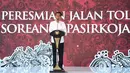 Presiden Joko Widodo memberi sambutan saat meresmikan tol Soreang-Pasir Koja (Soroja) di Kabupaten Bandung, Senin (4/12). Jalan tol ini terbentang sepanjang 10 km. (Liputan6.com/Biro Pers Kepresidenan)
