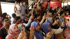 Para fans memotret peraih emas bulutangkis, Jonatan Christie, saat pemberian apresiasi di Sarinah, Jakarta, Rabu (5/9/2018). Peraih medali dari cabor bulutangkis dan wushu mendapat penghargaan berupa logam mulia. (Bola.com/M Iqbal Ichsan)