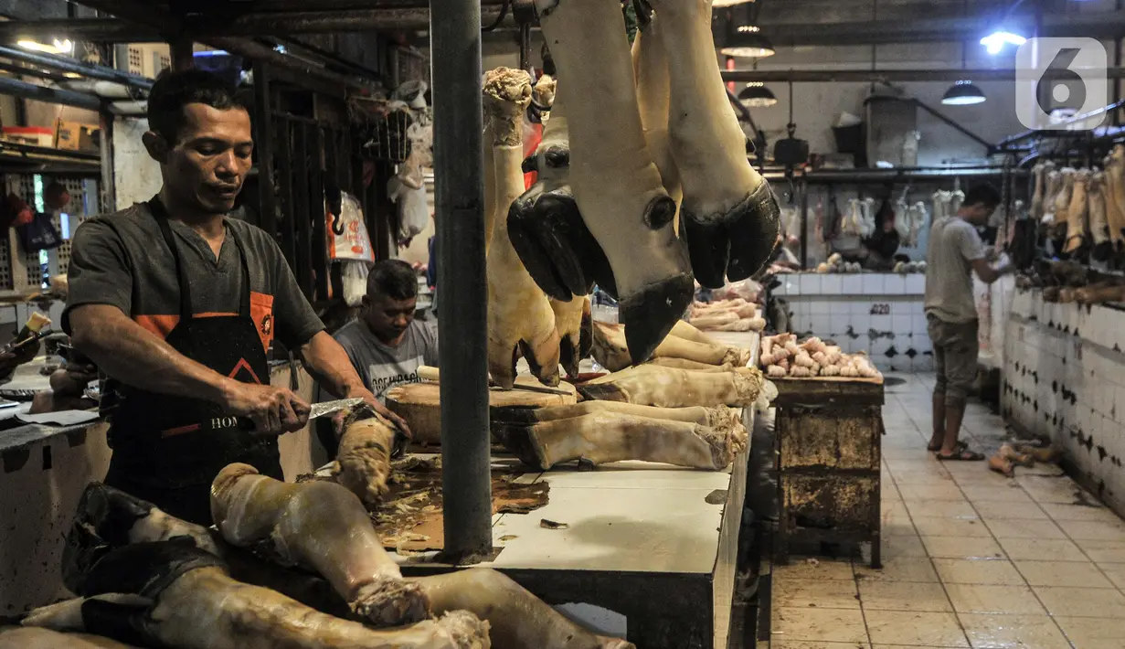 Pedagang memotong daging sapi di Pasar Senen, Jakarta Pusat, Selasa (31/5/2022). Maraknya kasus penyakit mulut dan kuku (PMK) pada hewan ternak seperti sapi dan kambing sejak beberapa waktu lalu, serta ditambah masih tingginya harga berimbas pada merosotnya penjualan daging di Pasar Senen hingga 50 persen. (merdeka.com/Iqbal S. Nugroho)