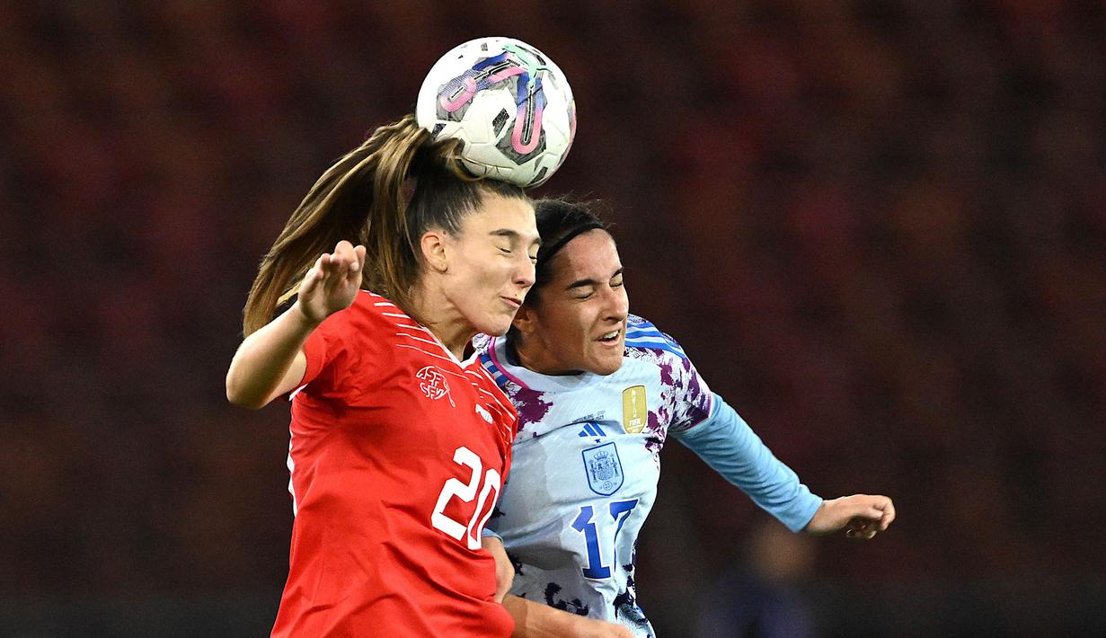Pemain Timnas Wanita Spanyol, Lucia Garcia (kanan) berduel udara dengan pemain Timnas Wanita Swiss, Seraina Piubel pada laga Grup D UEFA Nations League 2023/2024 di The Letzigrund Stadium, Zurich, Swiss pada 31 Oktober 2023 waktu setempat. Laga dimenangkan oleh Spanyol dengan skor 7-1. (AFP/Sebastien Bozon)