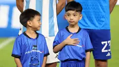 Cucu Presiden RI Joko Widodo, Jan Ethes (kanan) saat menjadi player escort pemain Timnas Argentina pada laga FIFA Matchday melawan Timnas Indonesia di Stadion Utama Gelora Bung Karno (SUGBK), Senayan, Jakarta, Senin (19/06/2023). (Bola.com/Bagaskara Lazuardi)