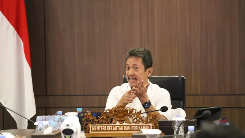 Menteri Kelautan dan Perikanan Sakti Wahyu Trenggono dapat bersama ID FOOD Group dan PT Perikanan Indonesia, dikutip Sabtu (29/6/2024). (Dok KKP)