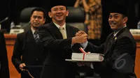 Ketua DPRD DKI Jakarta, Prasetio Edi Marsudi (kanan) memberikan Laporan Keterangan Pertanggungjawaban (LKPJ) usai sidang paripurna, Kamis (23/4/2015).  DPRD menilai kinerja pemda dan aparatnya pada tahun 2014 buruk. (Liputan6.com/Faizal Fanani)