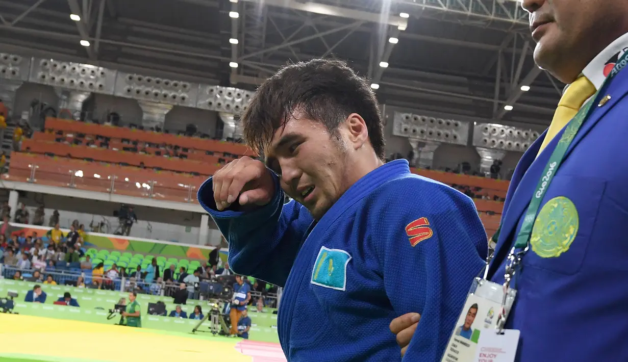 Atlet judo Kazakhstan, Yeldos Smetov mengusap air matanya usai berhasil mengalahkan atlet judo Rusia, Beslan Mudranov di kelas pria 60 kg pada Olimpiade Rio 2016, 6 Agustus 2016. (AFP PHOTO/ Toshifumi Kitamura)
