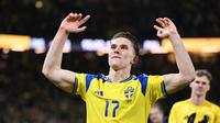 Penyerang Swedia, Viktor Gyokeres, merayakan kemenangan 3-2 setelah laga final kualifikasi Piala Dunia 2026 zona Eropa antara Swedia dan Polandia di Solna, Swedia, pada 31 Maret 2026. (Jonathan Nackstrand / AFP)