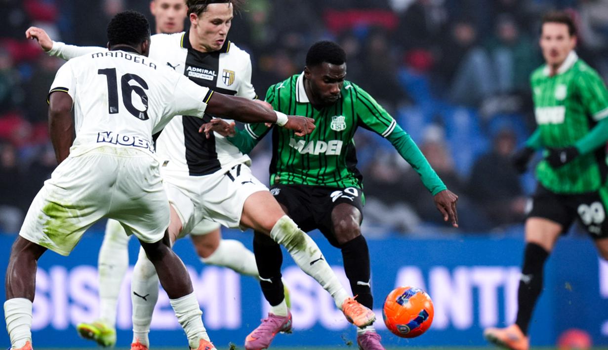 Sassuolo sedikit mendominasi penguasaan bola. Namun Parma mampu tampil lebih berbahaya di lini serang. (Massimo Paolone/LaPresse via AP)