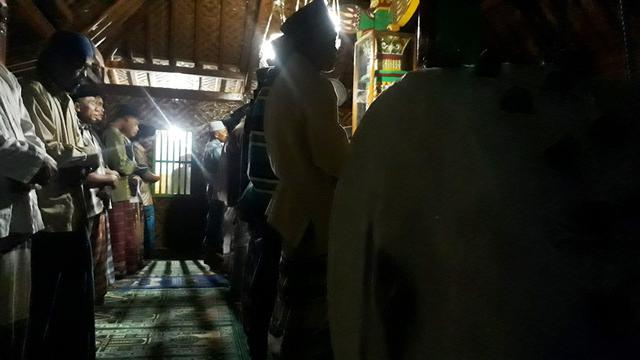Salat Tarawih penganut Islam Aboge di Masjid Saka Tunggal, Cikakak, Wangon, Banyumas, Ramadan 1440 Hijriyah. (Foto: Liputan6.com/Muhamad Ridlo)